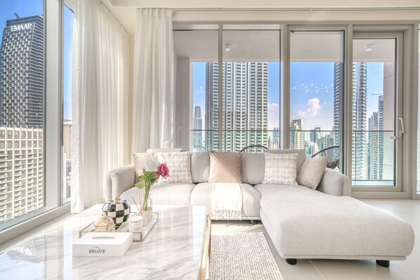 TV - Cozy 2BR at Forte Tower 2 Downtown Dubai by Deluxe Holiday Homes (Dubai)