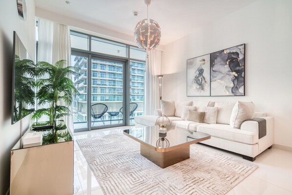 TV - Inviting 1BR at Beach Vista Tower 1 Emaar Beachfront Dubai Marina by Deluxe Holiday Homes (Dubai)