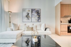 TV - Inviting 1BR at Beach Vista Tower 1 Emaar Beachfront Dubai Marina by Deluxe Holiday Homes (Dubai)