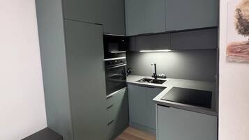 Køleskab, mikrobølgeovn, ovn, kogeplade