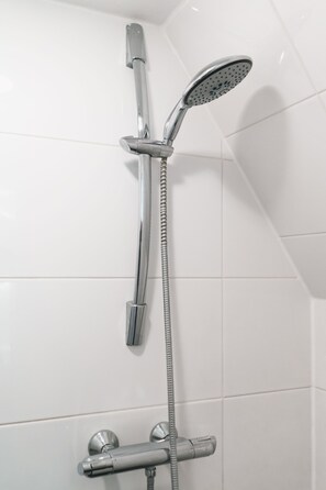Douche, sĂšche-cheveux, serviettes fournies, savon