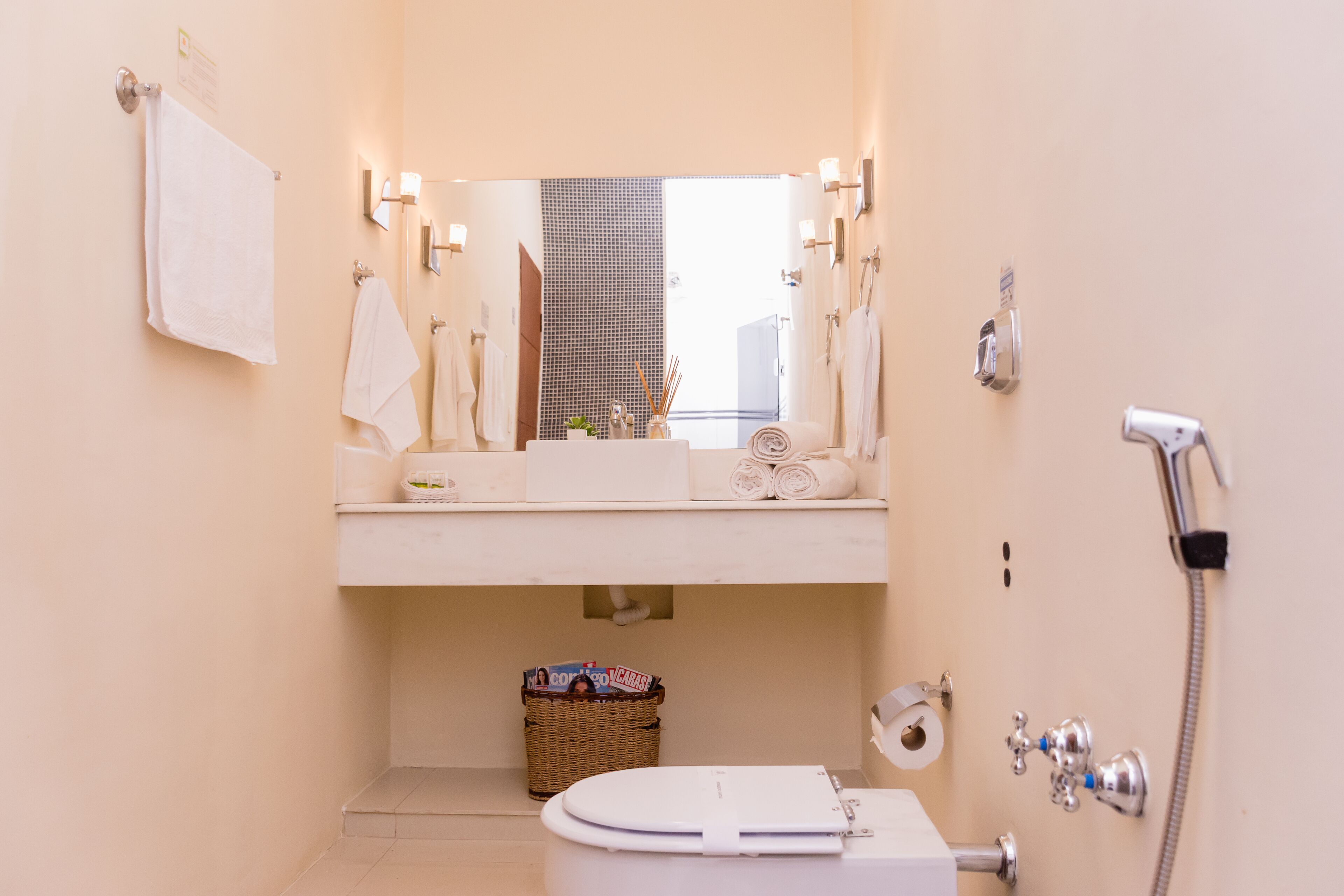 Douche, sèche-cheveux, serviettes fournies, savon