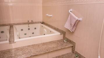 Chuveiro, secador de cabelo, toalhas de banho, sabonete