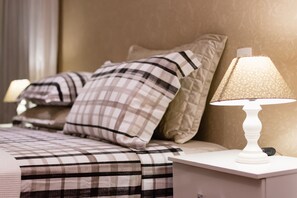 2 عدّة غرف نوم ومكواة/لوح كي وسرير سفر وواي فاي