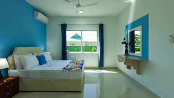 Kamar Double Comfort, 1 Tempat Tidur Queen, pemandangan kebun | Brankas, tirai kedap cahaya, kedap suara, dan setrika/meja setrika