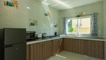 Lemari es, microwave, oven, dan pemanggang roti