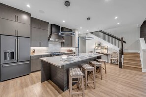 冰箱、微波炉、烤箱、炉灶