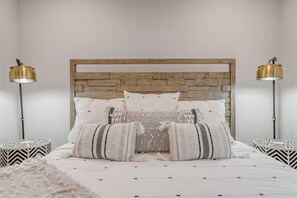 5 bedrooms, iron/ironing board, travel crib, free WiFi - LBJ Bliss Retreat | Concierge Services | Promos Available (Burnet)