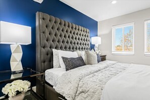 2 bedrooms, iron/ironing board, WiFi, bed sheets - Exquisite Apt near Beaumont (Royal Oak)