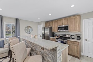 Fridge, microwave, oven, stovetop - Exquisite Apt near Beaumont (Royal Oak)