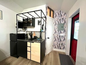 Fridge, microwave, coffee/tea maker, cookware/dishes/utensils - Tampa'ito Tiny Home (Tampa)