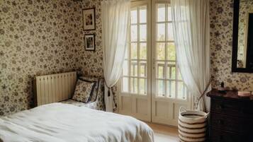 4 bedrooms, desk, iron/ironing board, travel cot