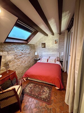 4 soverom, skrivebord, strykejern/-brett og reiseseng for barn