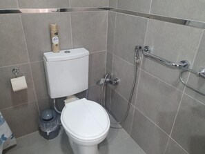 Standard Apartment | Bathroom | Free toiletries, bidet, towels
