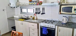 Departamento 1 | 私人廚房 | 大型冰箱、微波爐、烤麵包機、鍋具/餐盤/廚房用品