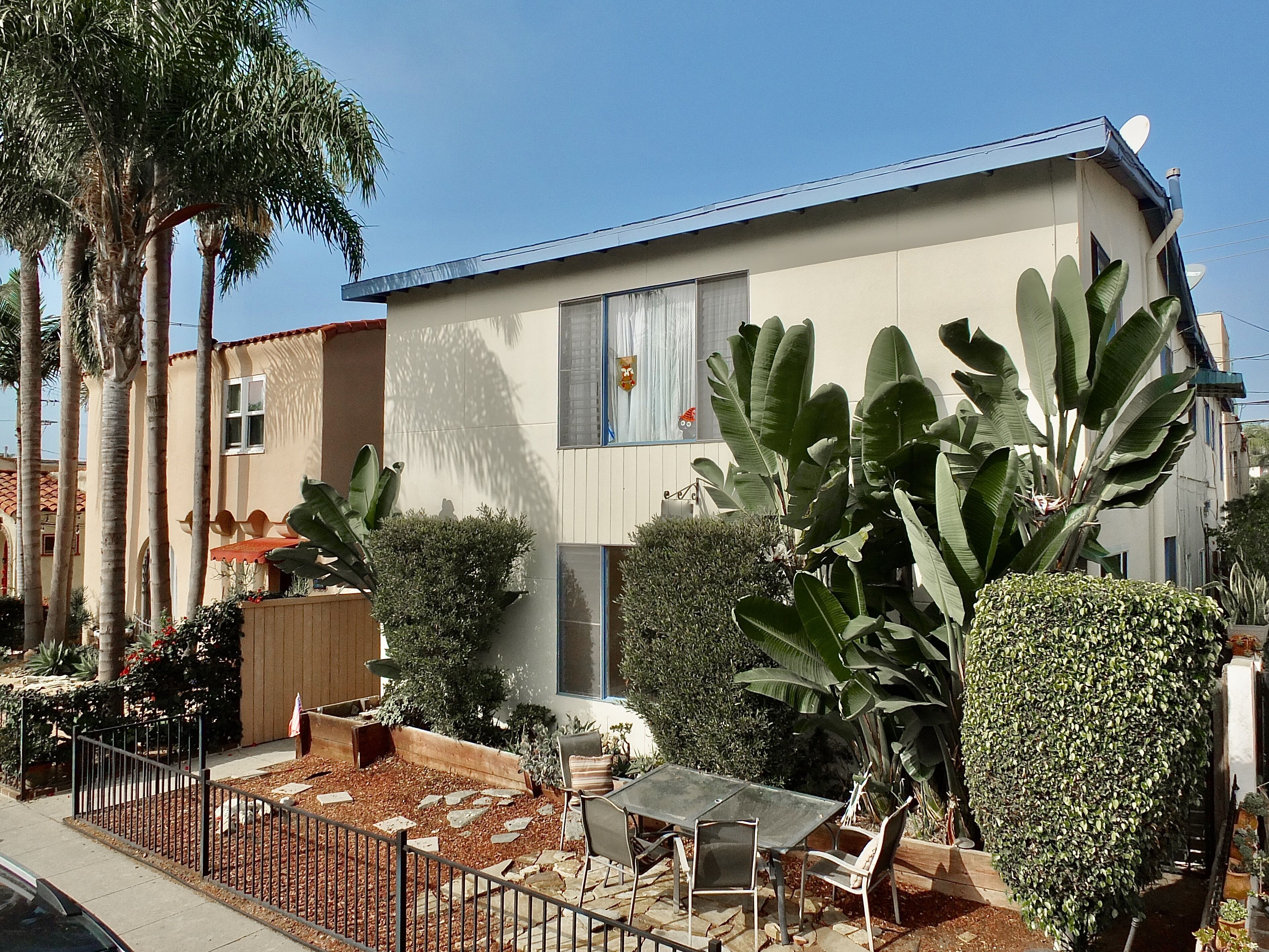 Cozy Studio Condo for 2 – Short Walk to the Beach and 2nd Street!