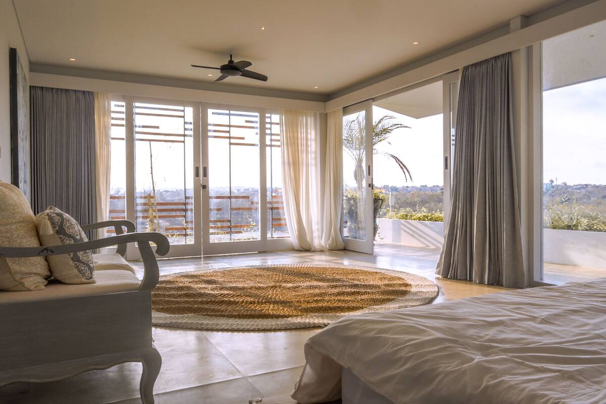 3 habitaciones, decoración personalizada y muebles diferentes