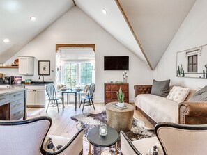 Living area - Carlton Landing-Stones Throw (Carlton Landing)