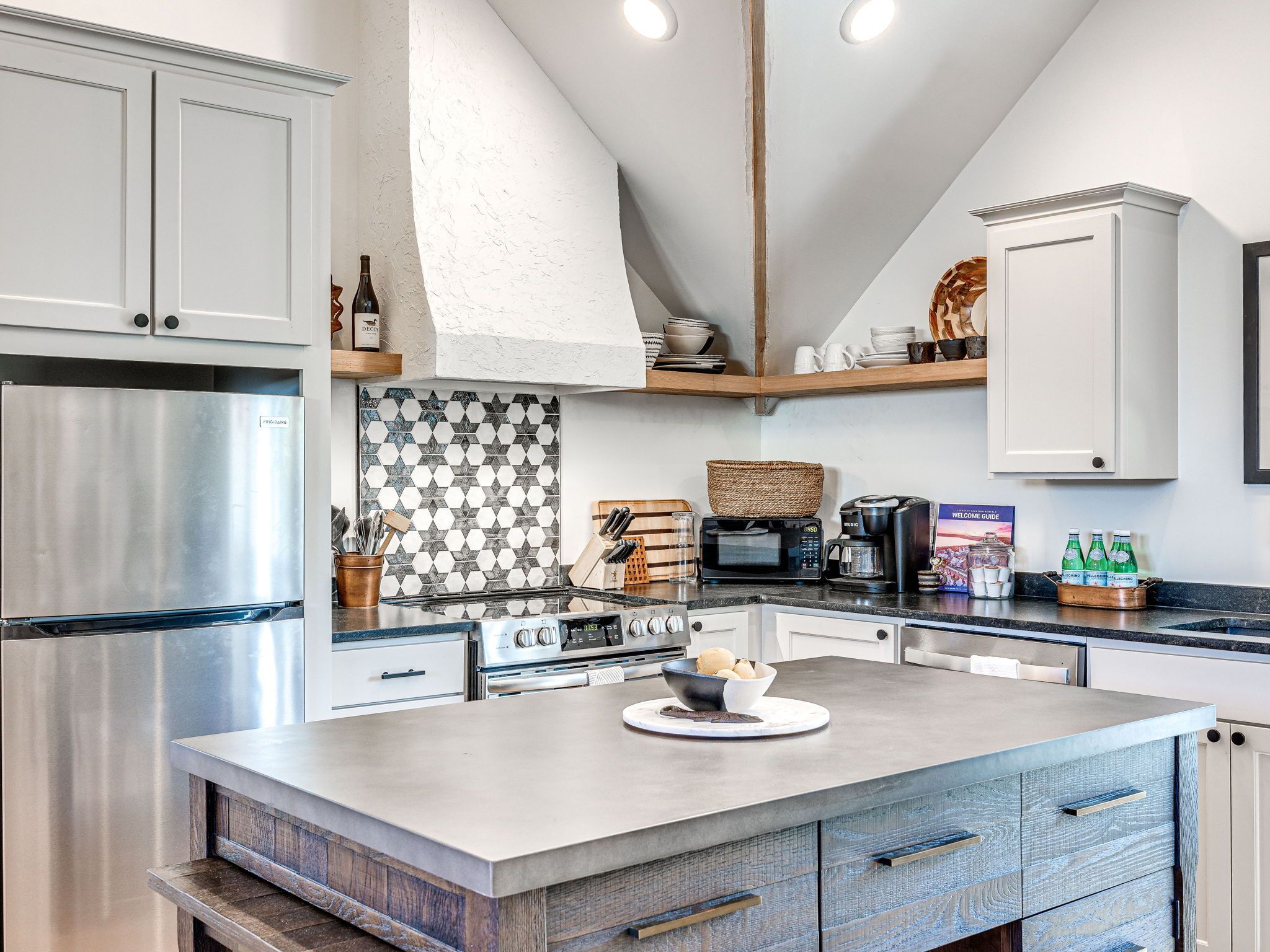 Réfrigérateur, micro-ondes, cafetière/bouilloire