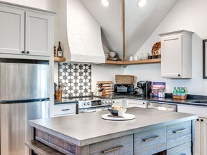 Refrigerador, microondas y cafetera y tetera