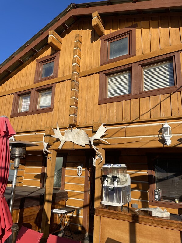 Exterior - Log cabin with large deck and 6 person hot tub (Dawson City)
