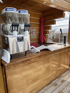 Outdoor dining - Log cabin with large deck and 6 person hot tub (Dawson City)