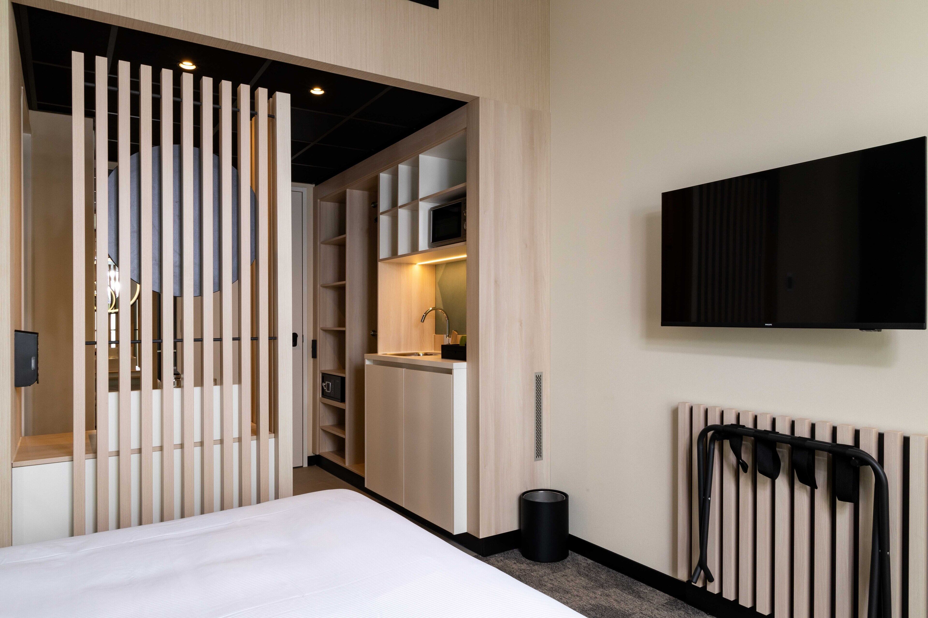 Minibar, in-room safe, bed sheets