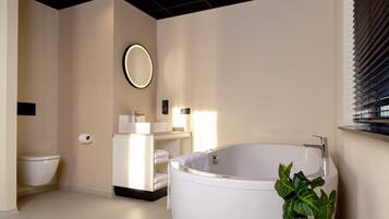 Royal-Zimmer | Badezimmer | Haartrockner, Hausschuhe, Handtücher, Shampoo