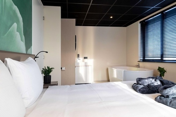 Minibar, caja de seguridad en la habitación y ropa de cama
