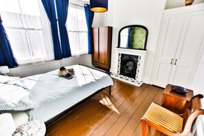 2 bedrooms, desk, iron/ironing board, Internet