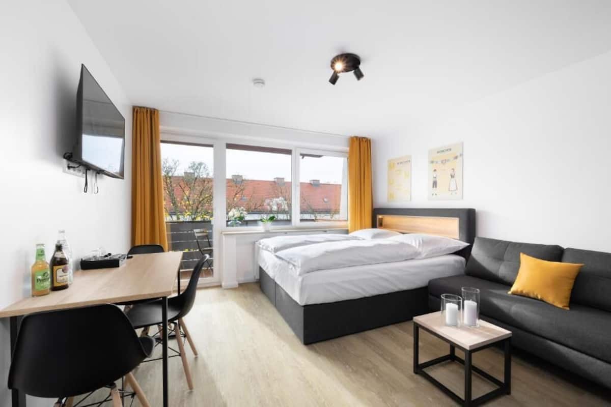 Deluxe Studio, 1 Queen Bed with Sofa bed