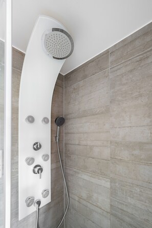 Douche, séchoir à cheveux, serviettes fournies, savon