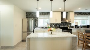 Villa | 4 bedrooms - Waubaushene. Cheerful Waterfront 5-bedroom Cottage With Fireplace (Severn)