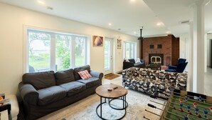 Villa | 4 bedrooms - Waubaushene. Cheerful Waterfront 5-bedroom Cottage With Fireplace (Severn)