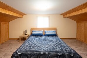 Villa | 4 bedrooms - Waubaushene. Cheerful Waterfront 5-bedroom Cottage With Fireplace (Severn)