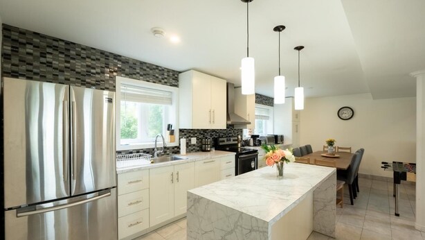 Villa | 4 bedrooms - Waubaushene. Cheerful Waterfront 5-bedroom Cottage With Fireplace (Severn)