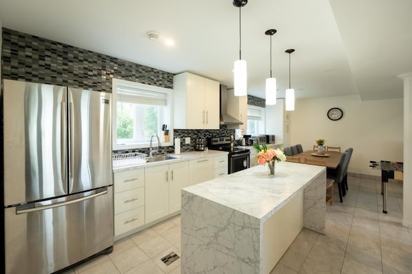 Villa | 4 bedrooms - Waubaushene. Cheerful Waterfront 5-bedroom Cottage With Fireplace (Severn)