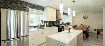 Waubaushene. Cheerful Waterfront 5-bedroom Cottage With Fireplace