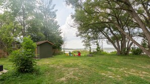 Villa | 4 bedrooms - Waubaushene. Cheerful Waterfront 5-bedroom Cottage With Fireplace (Severn)