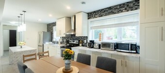 Waubaushene. Cheerful Waterfront 5-bedroom Cottage With Fireplace