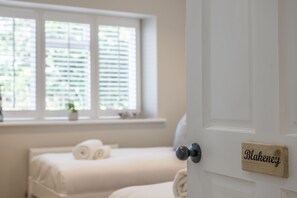 3 bedrooms, iron/ironing board, Internet, bed sheets - Larks Rise, Burnham Market, Norfolk (Burnham Market)