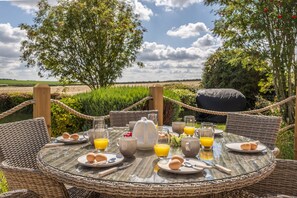 Outdoor dining - Larks Rise, Burnham Market, Norfolk (Burnham Market)