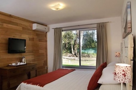 Premium bedding, down comforters, in-room safe, individually decorated