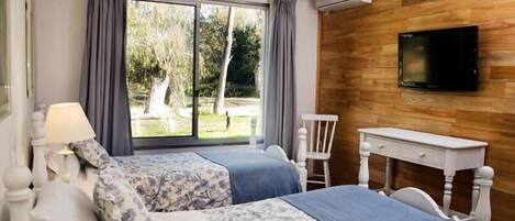 Bộ đồ giường cao cấp, chăn bông, két bảo mật tại phòng