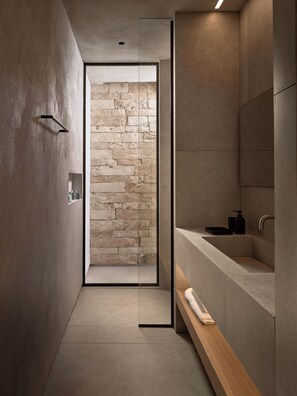 Douche, séchoir à cheveux, serviettes fournies, savon