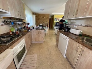 Fridge, microwave, oven, stovetop - SAONA VILLAS (VN JORDAN): villa 8 people, private pool, wifi (Les Tres Cales)