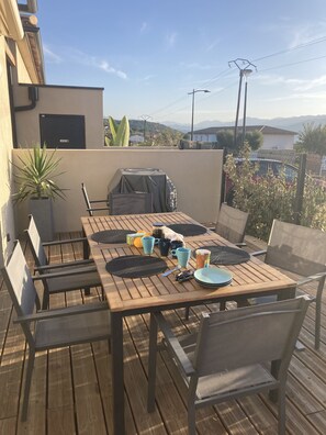 Outdoor dining - Bel Appartement Neuf à Moins de 10 min des Plages (Serra-di-Ferro)