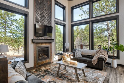 Floor-to-Ceiling Windows, Hot Tub, Paved Driveway, Community Clubhouse!