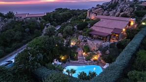 Ein Resort mit Pool, Steingebäuden und terrassierten Gärten.