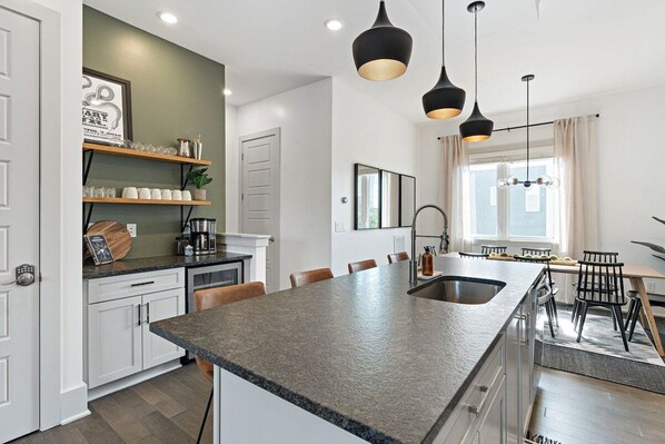 Fridge, microwave, oven, stovetop - Vibe Place · Close to Broadway and East Nashville Hot Spots! (Nashville)